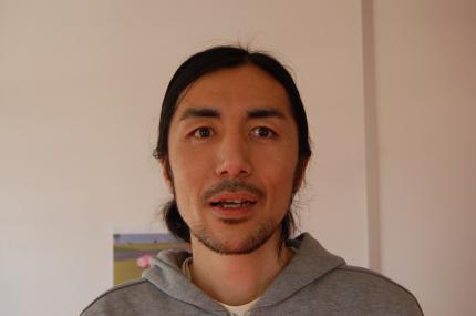 Gestresst: Nachdem er über eine Woche lang durch die ganze Welt geflogen wurde, war Takahasho-San beim Interview-Termin sichtlich gerädert. Hoffentlich durfte er sich nachher gut ausruhen.