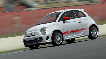 Der Fiat 500 Abarth ist eine der Belohnungen für ein gewonnenes Turnier. Der kleine Flitzer fährt sich prima und kann durch Tuning zur rasanten Rennsemmel werden.