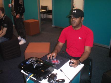 Dennis 'zDD' Dozier beim Probespielen