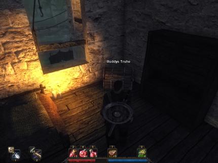  Schleichen Sie sich mit dem Schlüssel zu Buddys Truhe in seine Wohnung. Dort räumen Sie dann einfach die Kiste aus und haben so einen Batzen Gold gespart.