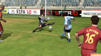 Macht den Messi: Einige Tricks, wie die Messi-Finte, klappen in FIFA 10 viel zu häufig.