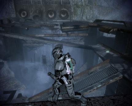 In einigen Nebenmissionen beweit Bioware Ideenreichtum: Hier muss Shpeard einen Weg durch ein schwankendes Schiffswrack finden.