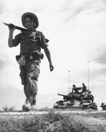 Französische Legionäre patroullieren zwischen Haiphong und Hanoi.