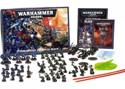 Das Einstiegsset in die Tapletop-Welt: Warhammer 40.000: Sturmlandung auf Black Reach beinhaltet das Regelwerk im Taschenbuchformat, Begleitheft, Würfel, Schablonen und 46 Kunststoffminiaturen. Kostenpunkt: circa 65 Euro.