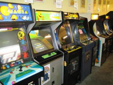 Automatenmeile: Vor der Konsolen-Ära musste man zum Zocken in solche Spielhallen.