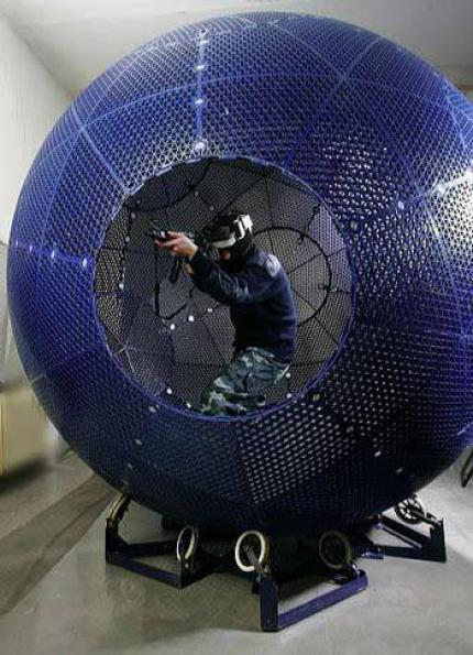 Laufrad für Zocker: Mit der hier abgebildeten Virtuasphere können Kampfeinsätze simuliert werden. In Zukunft vielleicht auch Shooter.