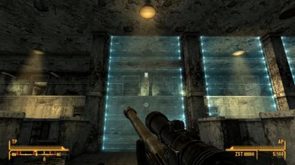 Aufseiten der Legion flüchtet General Oliver am Ende der Schlacht hinter diesen Schutzschild. Links daneben führen Stufen nach oben, über die wir die Laserbarriere umgehen.