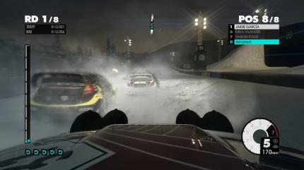 Rally-Cross: Dunkelheit und aufgewirbelter Schnee der anderen Wagen beeinträchtigen die Sicht enorm.