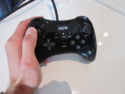 Die Akkulaufzeit des Wii U Pro-Controllers beträgt angeblich rund 80 Stunden.