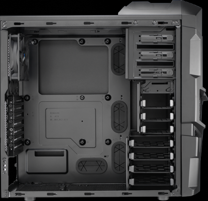 Blick in ein AeroCool Mechatron-Gehäuse, in dem die Hardware-Komponenten noch fehlen.