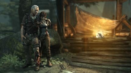 Tomb Raider im Test: An Lagerfeuern verbessert ihr unter anderem Laras Waffenarsenal. 
