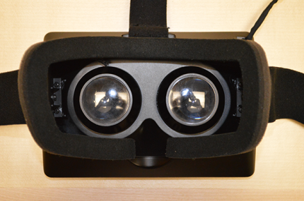 Das Entwickerkit von Oculus Rift. Das via Kickstarter vorfinanzierte Virtual Reality Headset ermöglicht ein dramatisch besseres Gefühl für Räumlichkeit. Zur GDC 2013 gingen rund 10.000 Oculus-Rift-Dev-Kits an Enwickler. 