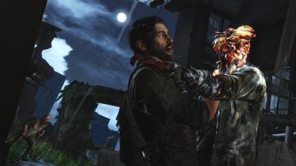 Vorschau zu The Last of Us: Im Drosselgriff eines Clickers hat Joel schlechte Überlebenschancen. Ein herzhafter Biss genügt und unser Held segnet das Zeitliche. 