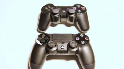 Der Dual Shock 4 Controller im Größenvergleich mit dem Dual Shock 3 Controller der Playstatioin 3.