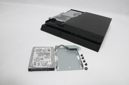 Die Playstation 4 hat mit 500 GB zwar schon eine ordentliche Festplatte, aber bei der beachtlichen Größe einiger Spiele, könnte schon in einem halben Jahr Platzmangel entstehen. Wer sich viele Spiele kaufen will, sollte sich besser früh überlegen, ob mehr Speicher Sinn macht.