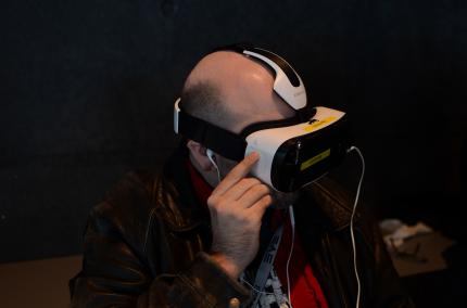 Ein bisschen fühlt man sich wie X-Man 'Cyclops', weil man mit einem Finger an der Brille Laserstrahlen abfeuert.