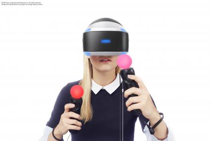 Frau mit PlayStation VR spielt mit zwei PlayStation-Move-Controllern.