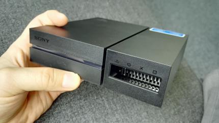 Die für PlayStation VR mitgelieferte Prozessoreinheit hat seine eigene Stromzufuhr.