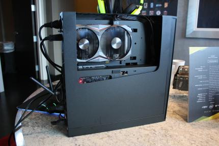 Man ahnt, wie klein die Zotac GTX 1080 Mini sein muss.