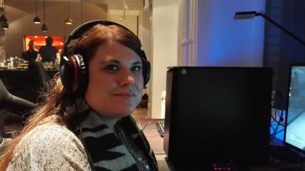 Jqueline, Twitch-Streamerin: 'In Prey finden sich viele Elemente aus Dishonored wieder. So zum Beispiel das Schleichen. Man kann selbst entscheiden, wie viel man schießen möchte, und Aufgaben unterschiedlich angehen. So kann man sich zum Beispiel durch eine Gegnergruppe ballern oder sie schleichend umgehen.'