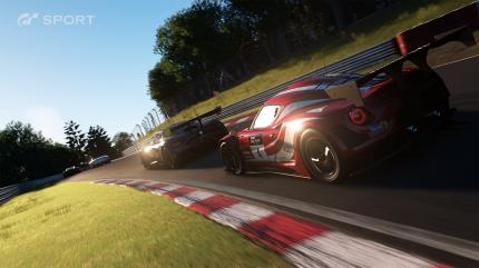 Höhenunterschiede: Die Rennen über die Nordschleife des Nürburgrings bestechen vor allem durch das tolle Panorama. Beim Bergabfahren nehmen die Autos an Tempo auf, zugleich verlängert das die Bremswege spürbar.