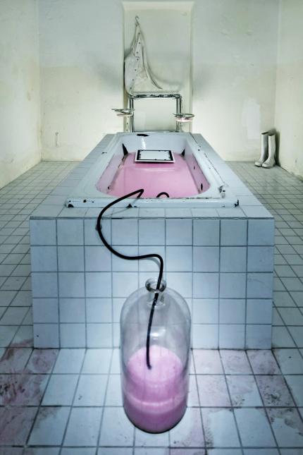 Dies ist ein Bild aus dem Vorgänger: O.R.pheus. Aber auch bei EURYDIKE werdet ihr medizinische Geräte aus den 50er Jahren und grafische Symbole sehen, die ihr finden müsst.