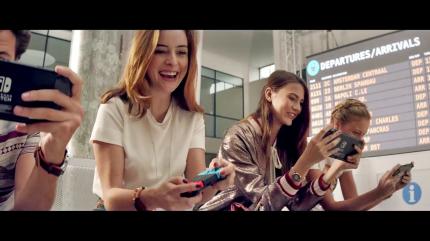 Nintendo hat die Switch im ersten Jahr mit hochwertig produzierten Werbeclips beworben, die in erster Linie begeisterte Zocker in ihren Zwanzigern in sämtlichen Lebenslagen zeigen.