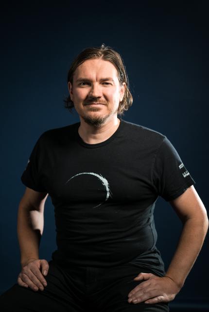 <strong>Robb Bridgett, Audio Director.</strong><br>
Der Soundspezialist begann seine Karriere mit dem Sound Design für den Dreamcast-Titel Vanishing Point im Jahre 2001. Er versucht die besten Elemente des Sound Design aus Film und Videospielen zusammen zu führen und habt dabei unter anderem an Scarface von Randy Thom mitgewirkt. Er gehört auch der British Academy of Film and Television Arts an.