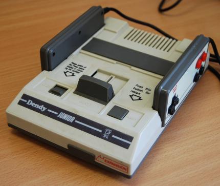 Der Dendy Junior sieht fast genauso aus wie ein Famicom, nur die Farbgebung ist anders. Die Variante war in Russland enorm populär.&nbsp;