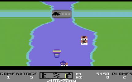 Im Shoot ‘em up River Raid übernimmt der Spieler „die Rolle eines kompromisslosen Kämpfers und Vernichters“.