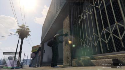 Plakate kleben für Werbung für den Nachclub in GTA Online.