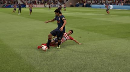 Zwei Spieler von Valencia CF und Atletico Madrid im Zweikampf.
