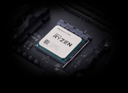 Ryzen 7 2700X im Sockel eines Gigabyte X470 Aorus Ultra Gaming