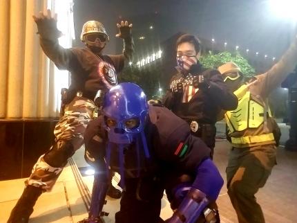 Mitglieder der Xtreme Justice League (u. a. Mr. Xtreme (l.) &amp; The Grim (2.v.l &amp; Lightfist (r.))