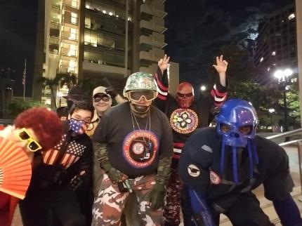 Auch wenn solche Fotos auf den ersten Blick lustig wirken: Oft sind die nächtlichen Streifzüge der Xtreme Justice League mit ersthaften Konflikten verbunden, die sie deeskalierend und möglichst gewaltfrei zu lösen versuchen.