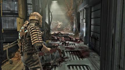 Selbst am Boden liegende Leichen sind noch eine Gefahr. Nicht selten mutieren die Opfer der Necromorphs urplötzlich und stehen wieder auf. Erfahrene Spieler zerstampfen präventiv die Schädel aller Körper.