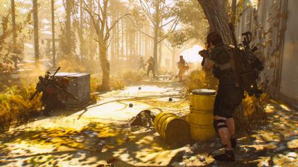 Es gibt in The Divison 2 nicht nur eine, sondern gleich drei Dark Zones, die sich landschaftlich deutlich voneinander unterscheiden. In der Dark Zone East am Union Square streifen wir etwa durch einen weitläufigen Park mit wenigen Gebäuden.