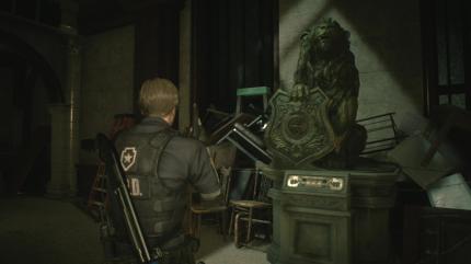 Resident Evil 2 Remake: Die Löwenstatue im ersten Stock im Foyer.