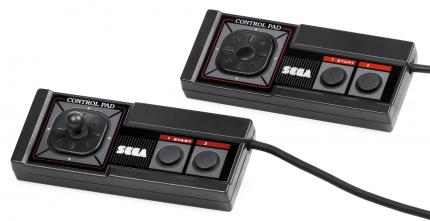 Der Controller des Master System verfügt über ein 8-Wege-Steuerkreuz sowie zwei Aktionstasten. Die Taste 1 ist doppelt belegt und fungiert auch als Start-Taste. Der Mini-Joystick (unten links im Bild) lässt sich abschrauben. Spätere Controller-Modelle (oben) verfügen nicht über dieses nette Detail.