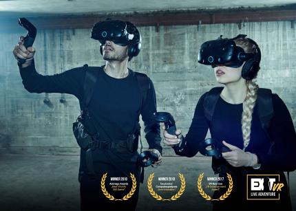 Exit VR ist ein Betreiber von Virtual-Reality-Spielhallen und unterhält Standorte in elf Ländern weltweit. In Deutschland dürft ihr euch derzeit an sechs Standorten mit einem Rucksack-PC in maßgeschneiderte VR-Abenteuer stürzen.