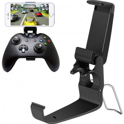 Universal-Halterungen, die ein Standard-Xbox-One-Gamepad und ein Smartphone zu einer Einheit verschmelzen lassen, sind in der Regel für knapp zehn Euro erhältlich.
