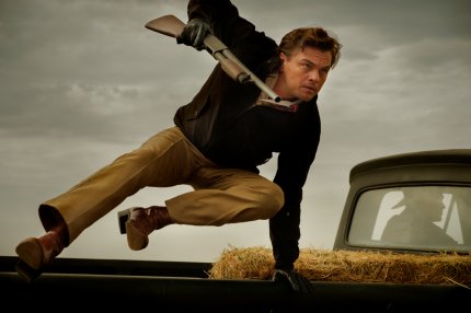 Rick Dalton (Leonardo DiCaprio) springt über die Laderampe eines Trucks.