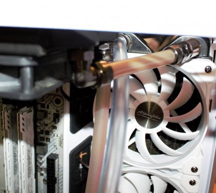 Es wird eng: Der oben montierte 280mm-Radiator (links) kommt dem 360mm-Radiator sehr nahe - die Anschlüsse und Schläuche passen gerade noch so.