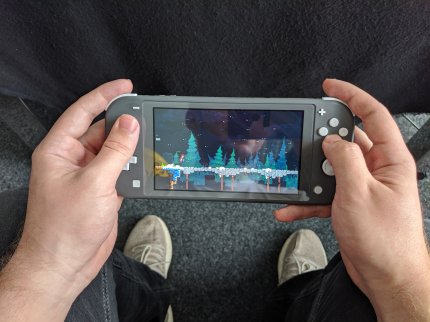 Auch bei größeren Händen noch okay: Die Nintendo Switch Lite. Bequemer spielt es sich aber mit dem Pro-Controller.