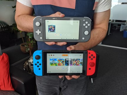 Nintendo Switch Lite und das 'große' Vorbild im Vergleich.