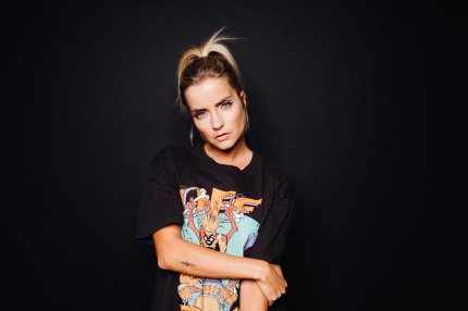 Die Karriere der Berliner DJane LOVRA hat schon längst die Grenzen Deutschlands überquert und so ist die Musikerin weltweit aktiv und erfolgreich.