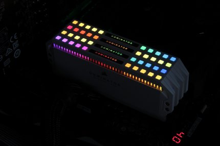 Auch bei RAM wie hier beim Corsair Dominator Platinum gibt es inzwischen auswändige LED-Features, die man mit kompatiblen Mainboards direkt ansteuern kann.
