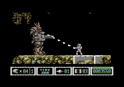 Der erste Boss im Vergleich auf dem Commodore 64: Turrican 2 wirkt auf dem alten Brotkasten weniger farbenfroh als auf dem Amiga. Auch der Soundtrack musste in seiner Komplexität reduziert werden.
