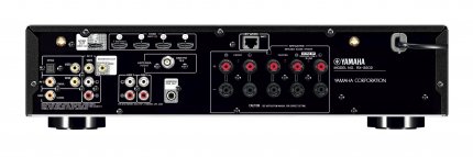 Die Rückseite eines Yamaha RX-S602 - dieses Modell hat für einen AVR vergleichsweise wenig Anschlüsse zu bieten.