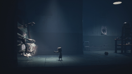 <strong>Antworten im Hintergrund:</strong> Wer die Geschichte und Welt verstehen will, der sollte seine Aufmerksamkeit auf die vielen Details im Hintergrund legen. Little Nightmares 2 setzt nämlich stark auf Environmental Storytelling.